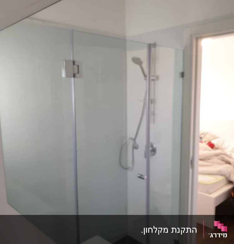 מקלחון זכוכית עם ראש מקלחת ידני